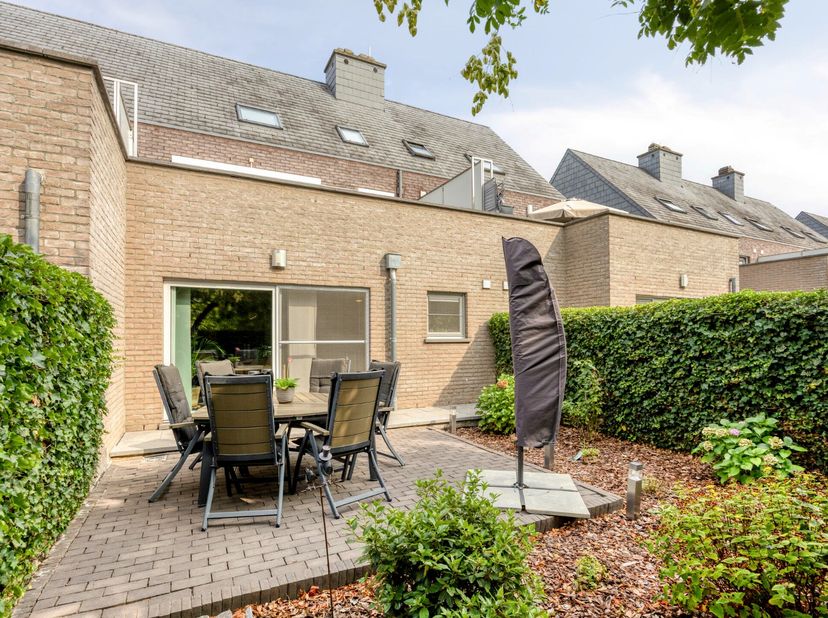 OMSCHRIJVING:<br />
- GELIJKVLOERS: Inkomhal met toilet, L-vormige woonkamer (9,20 x 6,29/4,19 m) met groot schuifraam dat uitgeeft op het terras en d