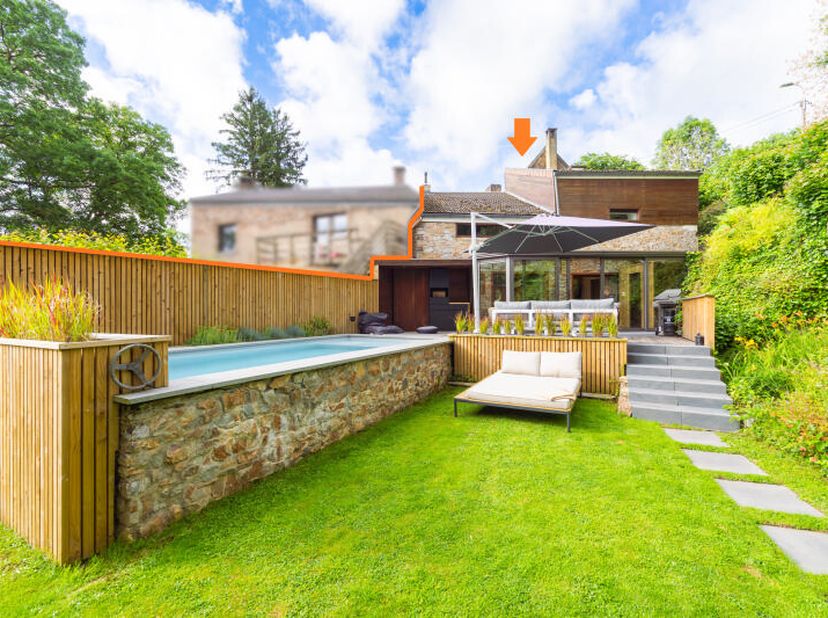 Magnifique maison de caractère rénovée avec goût (+/- 207 m² daprès PEB) 3 à 4 chambres, piscine, terrasses et jardin idéalement située dans le fond d