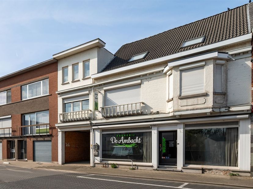 Aan de Pastoor Mellaertsstraat 46 in Heist-op-den-Berg vindt u een ruim handelspand met een sterke straatzichtbaarheid en een bestaande commerciële in