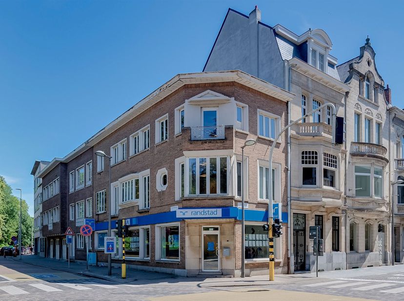 Prachtige handelswoning met betrouwbare huurder op handelslocatie!<br />
<br />
Op de Antwerpsestraat, op een centrale ligging in het centrum van Li