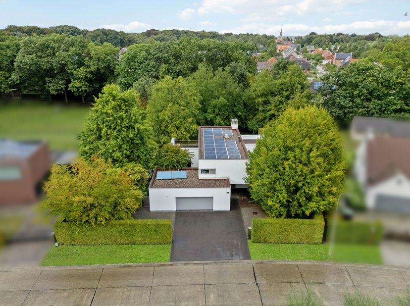 Cette magnifique maison économe en énergie est équipée de tout le confort moderne et est située dans une rue calme et verte à distance de marche du do