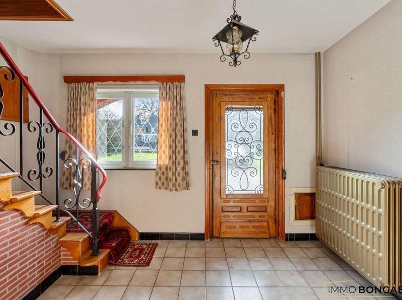 Deze te renoveren woning, gebouwd in 1960, is gelegen op een ruim perceel van 39a 16ca en heeft een bewoonbare oppervlakte van 146m².<br />
INDELING W