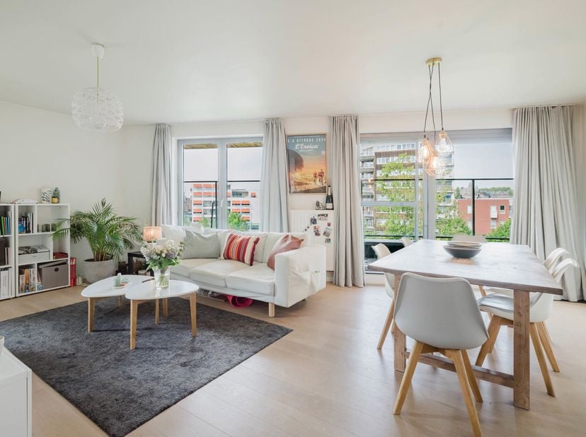 Ligging<br />
Rustig gelegen in de Henri-Joseph Reystraat aan de Schelde nabij het Zuipark te Gent. Een makkelijke verbinding met het openbaar vervoer