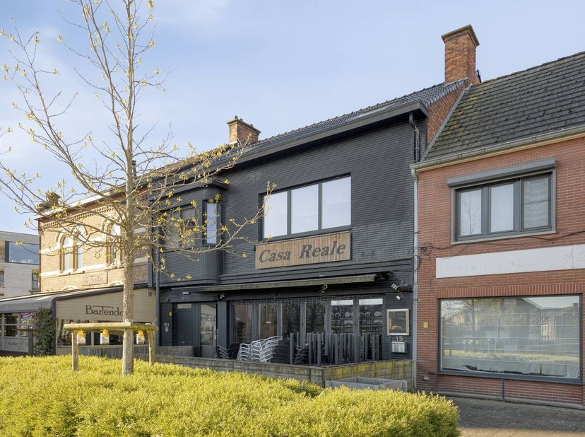 Bénéficiant d'un excellent emplacement au cœur de Paal, nous trouvons cet intéressant immeuble d'investissement, situé au Paal-Dorp 15 à Beringen. Grâ