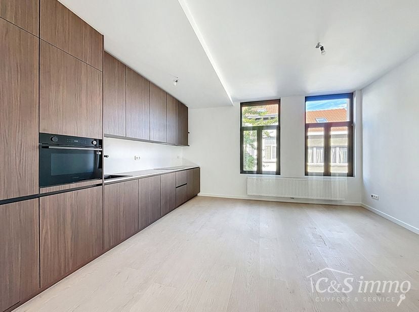 Dit charmante vernieuwde appartement met terras gevestigd in een klein gebouw, biedt een perfecte balans tussen comfort en stijl, gelegen in de levend