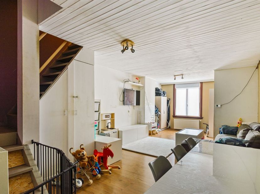 Situation : Cette maison est située dans la Krugerstraat à Hoboken, dans un quartier central et facilement accessible. À quelques minutes à pied du ce