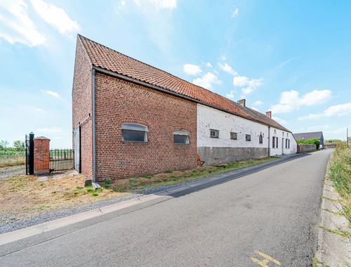                                         Hoeve te koop in Sirault, € 305.000
