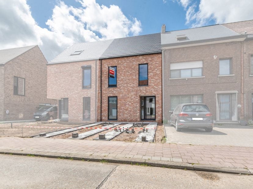 Nieuwbouwwoning, gesloten bebouwing, nabij het centrum van Reet, A12 en E19.<br />
De locatie is zeer gunstig dankzij de nabijheid van openbaar vervoe