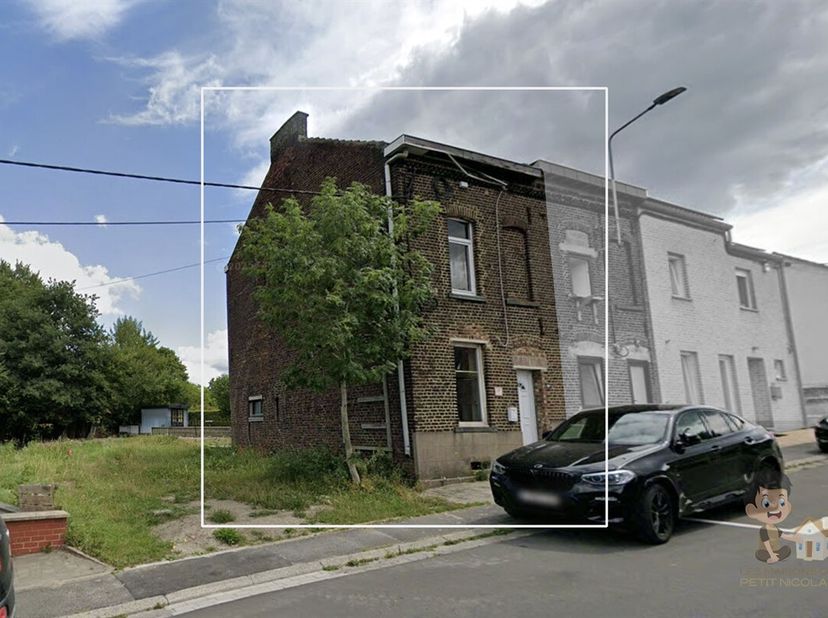 Charmant huis met 3 voorgevels en grote tuin in Châtelineau<br />
Gelegen in een aangename omgeving dicht bij alle voorzieningen (winkels, vervoer, sc