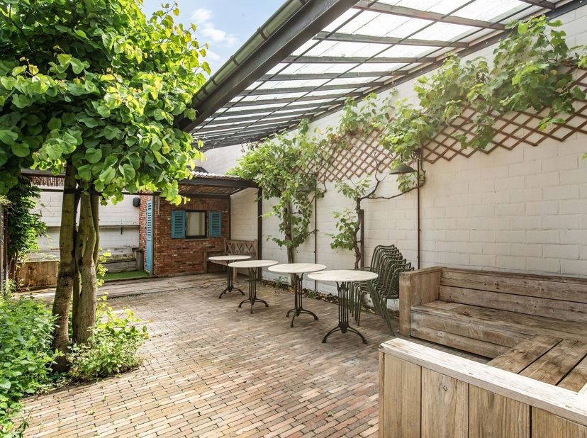 Prachtig horeca/handelspand met woonst op een toplocatie in Herentals! <br />
<br />
Ligging: Gelegen in de welbekende Zandstraat te Herentals met z