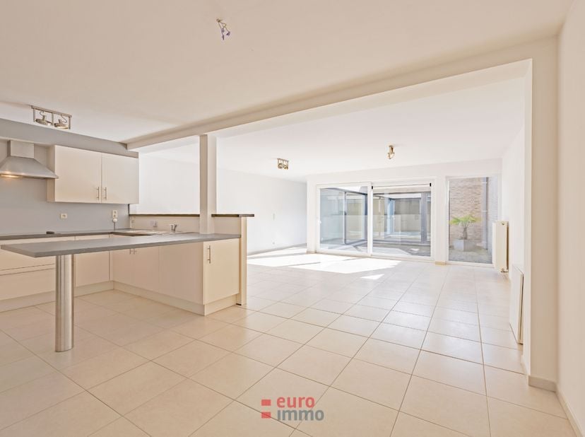 Cet appartement très spacieux avec deux chambres confortables représente une opportunité idéale pour les amateurs de lumière, d’espace et de vie urbai