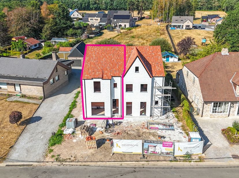 Elke zondag welkom op ons kantoor van 10u-12u voor meer info over de nieuwbouwprojecten! <br />
Deze halfopen woning verrast meteen door haar praktisc