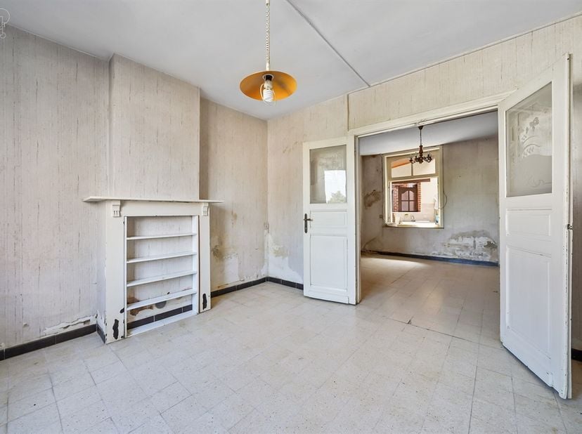 Volledig te renoveren herenhuis met veel potentieel. <br />
Bestaat uit een hal, een woonkamer, een eetkamer, een keuken, een badkamer, twee slaapkame