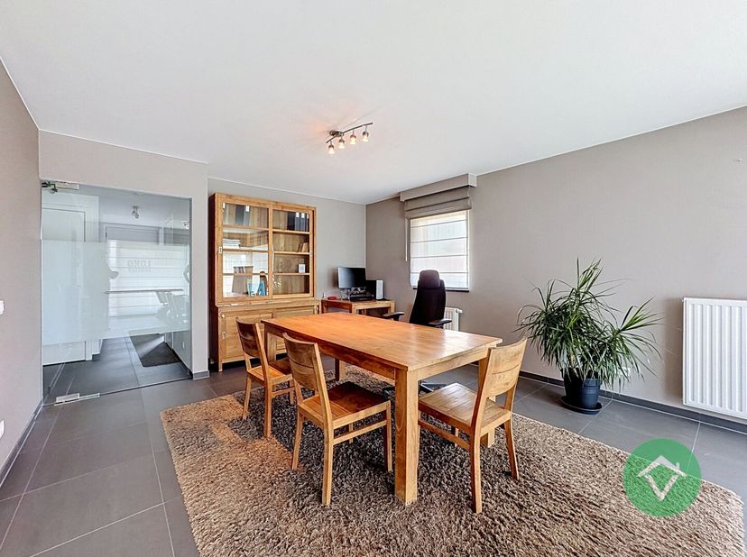 Dit instapklaar appartement is gelegen op de 1ste verdieping en bestaat uit: lift - inkomhal - toilet - living met terras - keuken - berging/wasplaats