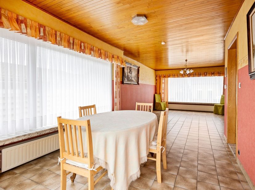Maison de plain-pied à rénover avec une allure rétro située dans une belle région rurale près du centre de Brecht !<br />
<br />
Un hall d'entrée do