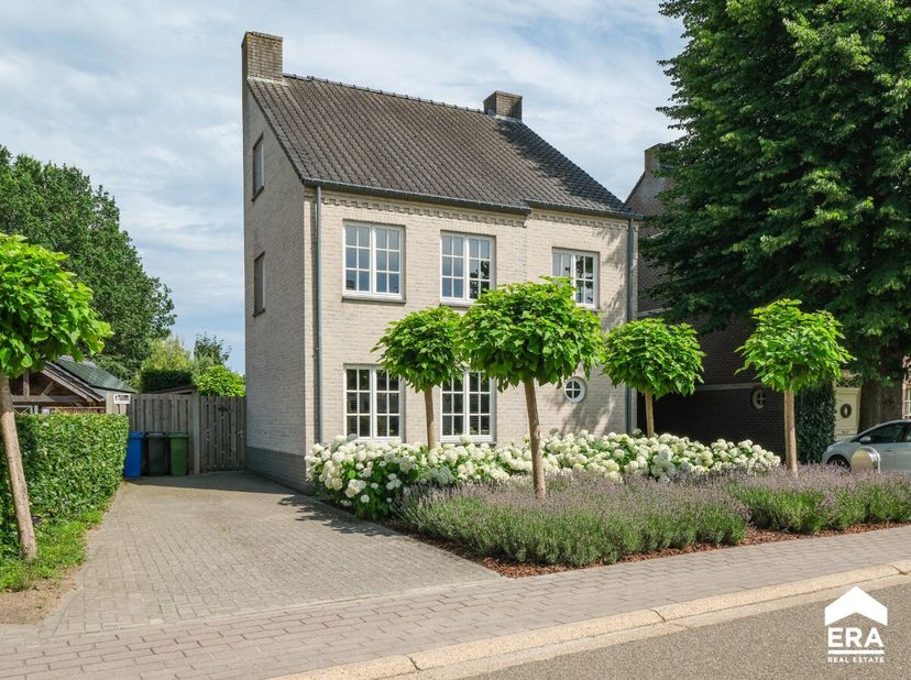 Deze charmante woning is gebouwd in 2005 met enkel de beste materialen. Vanbinnen is de woning ruim opgezet en voorzien van alle gemakken. Schitterend