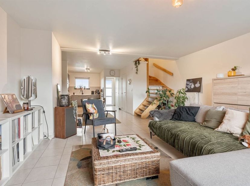 In residentie Graaf de Theux, bieden wij dit aangenaam en verzorgd duplex appartement gelegen op Suskaberg, vlak bij het centrum van Heusden. Dankzij