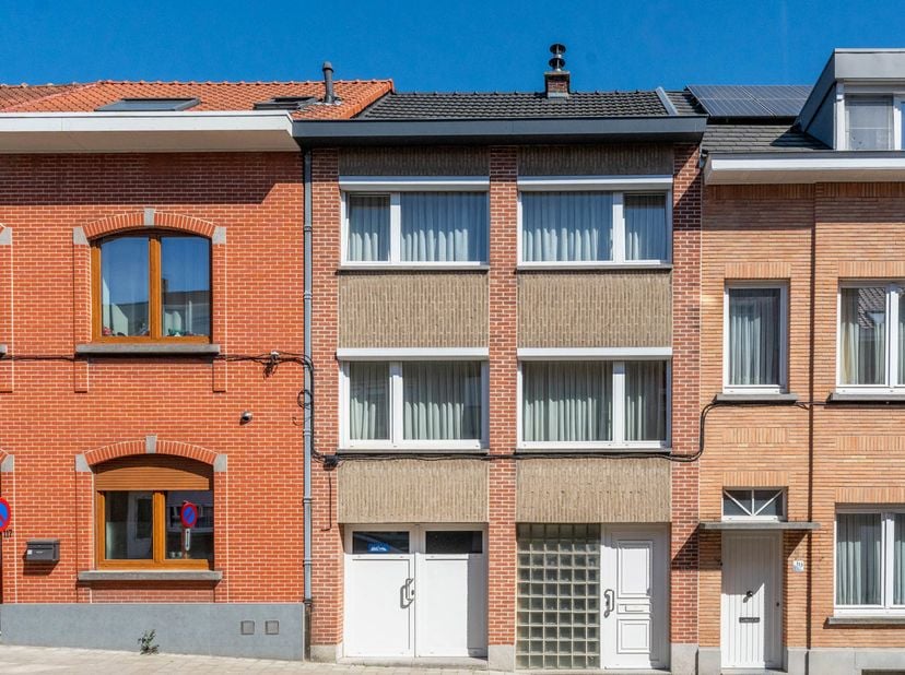 STOCKEL: Woning met 3 slaapkamers + bureau in zeer goede staat (187 m² bewoonbare oppervlakte en 207 m² bebouwd) op een perceel van 1 are 63, gelegen