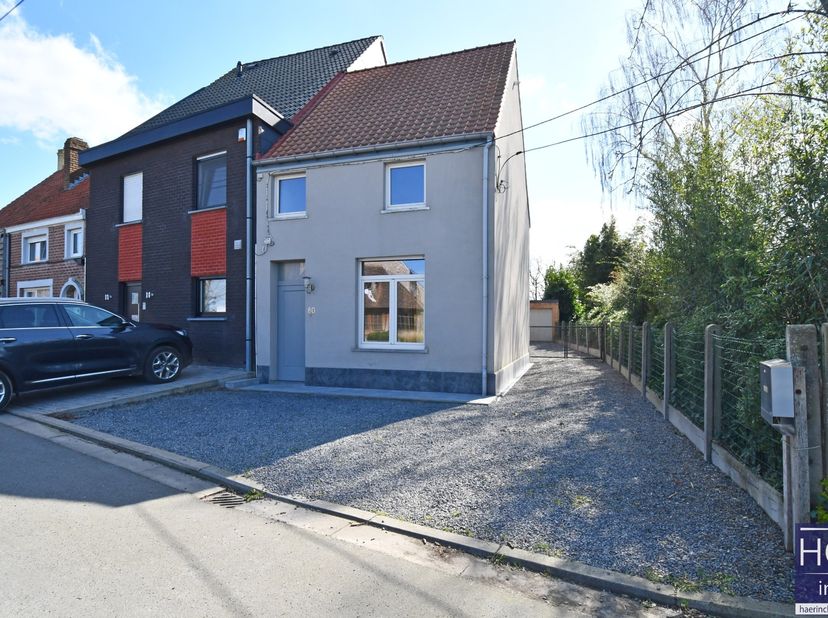 De ligging<br />
Deze instapklare woning is gelegen vlakbij het centrum van Waregem, met al zijn voorzieningen en faciliteiten. De Markt van Waregem l