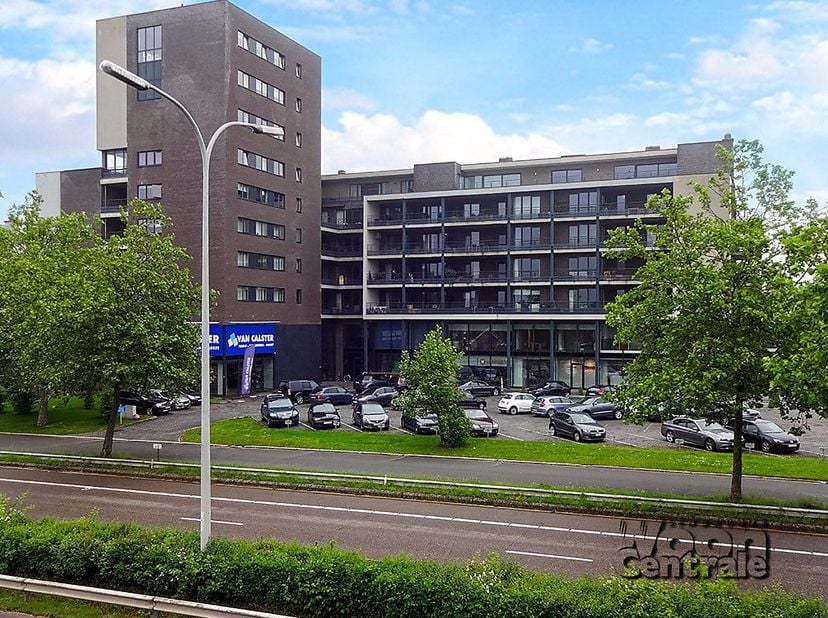 Dichtbij het centrum ligt een ondergrondse autostandplaats nummer 21 met bijhorende kelder nummer 21. De autosnelweg is bereikbaar op enkele minuten,