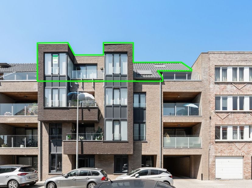 Dit modern en ruim duplexappartement is gelegen in hartje Mariakerke. In de omgeving zijn er tal van buurtwinkels en is het rustig wonen.<br />
Het ap