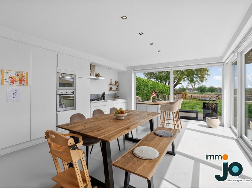 Op de grens tussen Gistel en Koekelare ligt deze instapklare halfopen bebouwing in een rustige en groene omgeving. De woning combineert een moderne af