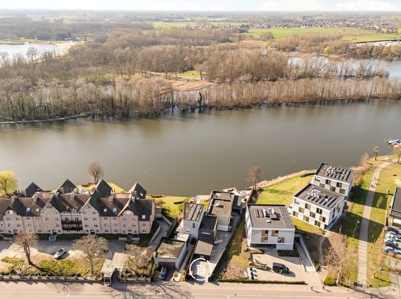 Exclusieve waterfront-eigendom in eerste lijn aan het Donkmeer te Berlare, gelegen op een perceel van ca. 760 m². Een uitzonderlijke locatie met open