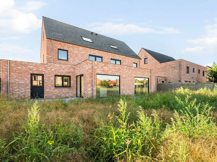 Deze moderne en energiezuinige woning combineert hedendaags wooncomfort met een hoogwaardige afwerking en bijzondere aandacht voor detail en duurzaamh