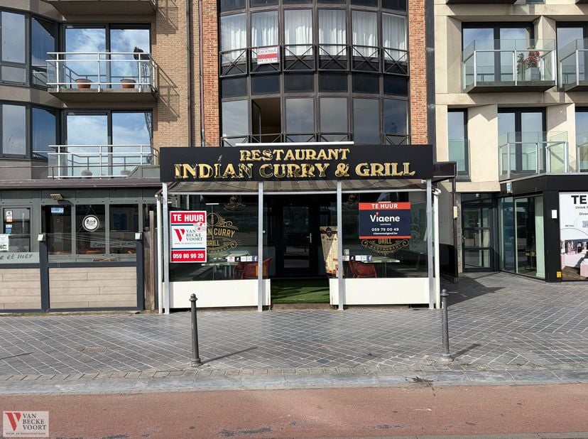 Handelsgelijkvloers gelegen aan de iconische Visserskaai met frontaal zicht op de jachthaven - gelegen vlakbij de Vistrap, het strand, winkels, restau