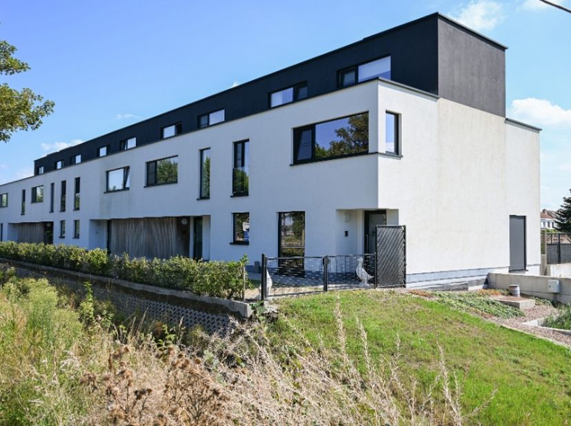 Instapklare en energiezuinige woning met 3 slaapkamers aan de vaart<br />
Op een mooie en rustige locatie aan de vaart vinden we deze kwalitatief afge