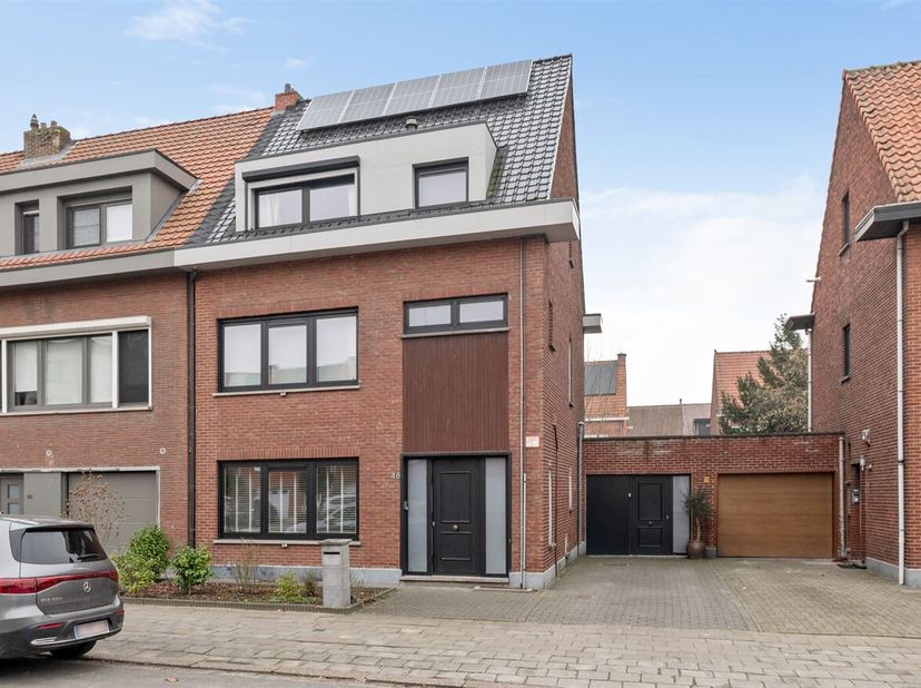 Openhuizendag op zaterdag 13 juni van 9u30 - 10u30.<br />
Instapklare HOB met 4 slaapkamers, verzorgde tuin én garage te koop, op centrale ligging te