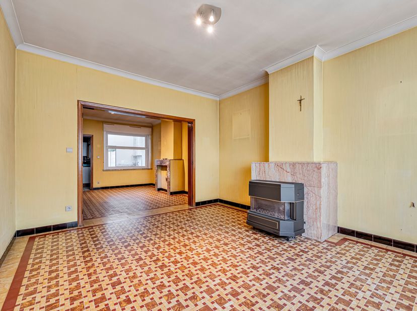 Te renoveren woning met 3 slaapkamers en grote zolder te koop in Bissegem<br />
Je betreedt de woning via de diepe inkomhal en komt vervolgens in de l