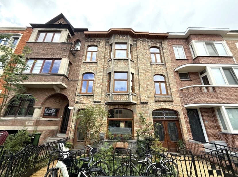 Op een toplocatie in het Miljoenenkwartier bevindt zich dit ruime en volledig gerenoveerde appartement met 3 slaapkamers.<br />
Het appartement maakt