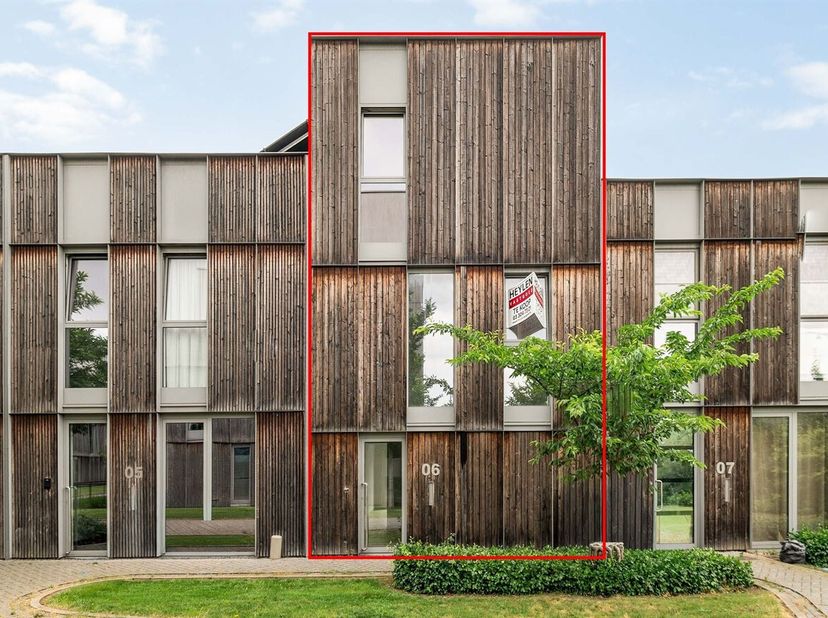 Deze recente woning (2019) is gelegen in de rustige en aangename wijk Koklenberghof, midden in het centrum van Sint-Niklaas. Het biedt de perfecte com