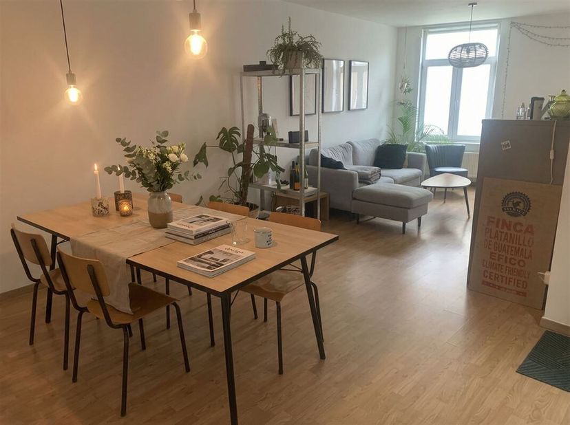 Cet appartement en duplex est très bien situé, à proximité du marché d'Audenarde et de toutes les écoles et magasins.<br />
L'appartement situé au 1er