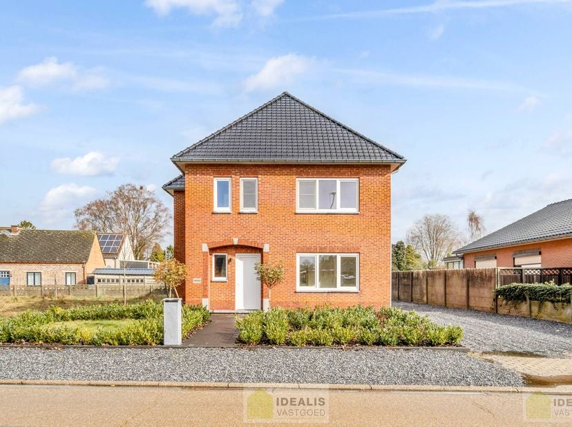 IDEALIS VASTGOED – Schitterend volledig vernieuwde woning met een heerlijke open leefruimte, luxe keuken, 3 ruime slaapkamers, twee badkamers én een r