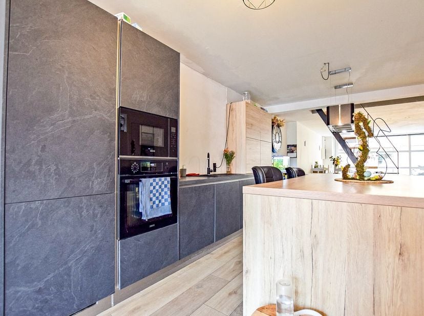 Instapklare rijwoning met 3 slaapkamers en tal van mogelijkheden. Op zoek naar een gezellige en lichtrijke woning met ruimte voor het hele gezin én po