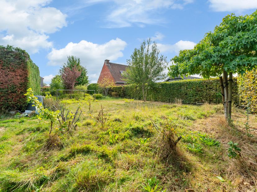 Bouwgrond te koop in Moorsele!<br />
Gelegen in de Wagenbrugstraat vinden we dit mooi rechthoekig perceel van 12 meter breed en gemiddeld 35 meter die