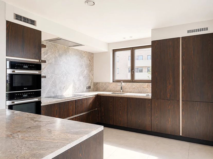Gepresenteerd door Yanis Morsa: 0487 71 46 10 / yanis.morsa@victoire.be<br />
Victoire Junot biedt u dit prachtige appartement met 2 slaapkamers van ±