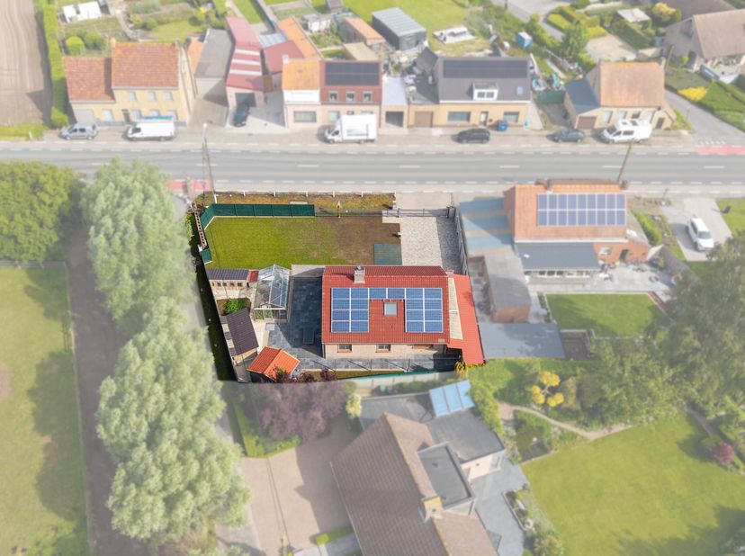 Dans un quartier résidentiel facilement accessible se trouve cette maison soignée et prête à emménager, avec une disposition pratique et de nombreux a