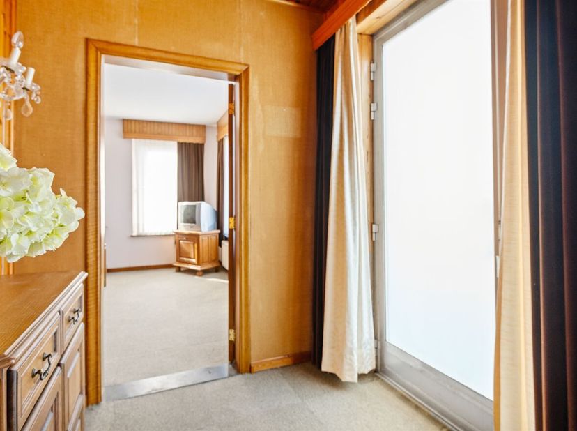 Omschrijving:<br />
Gelijkvloers:<br />
Via de inkomhal betreden we de woning, die toegang biedt tot de lichtrijke leefruimte. Deze bestaat uit een ge