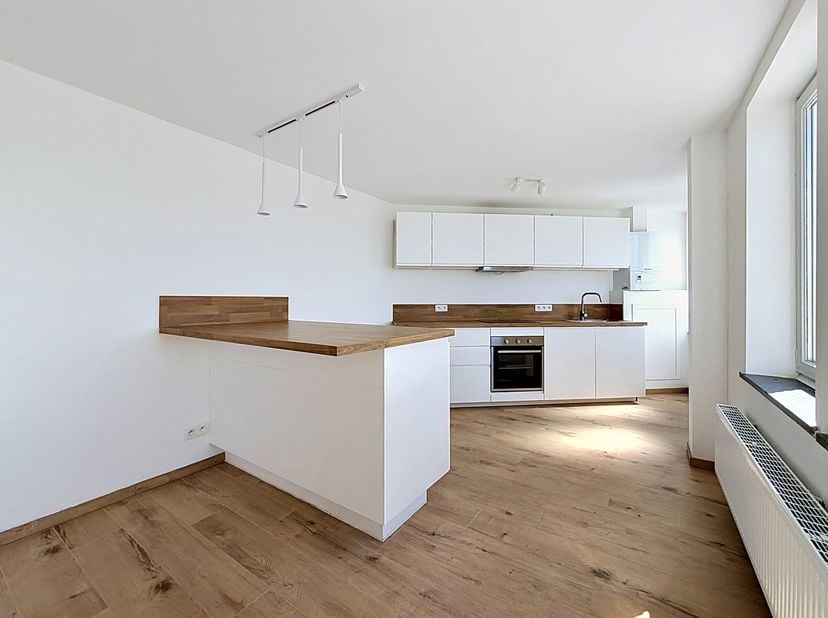 EasyHome stelt u deze prachtige duplex van 96m² voor, gelegen op de eerste verdieping. Volledig gerenoveerd in 2024, net zoals het volledige gebouw, b
