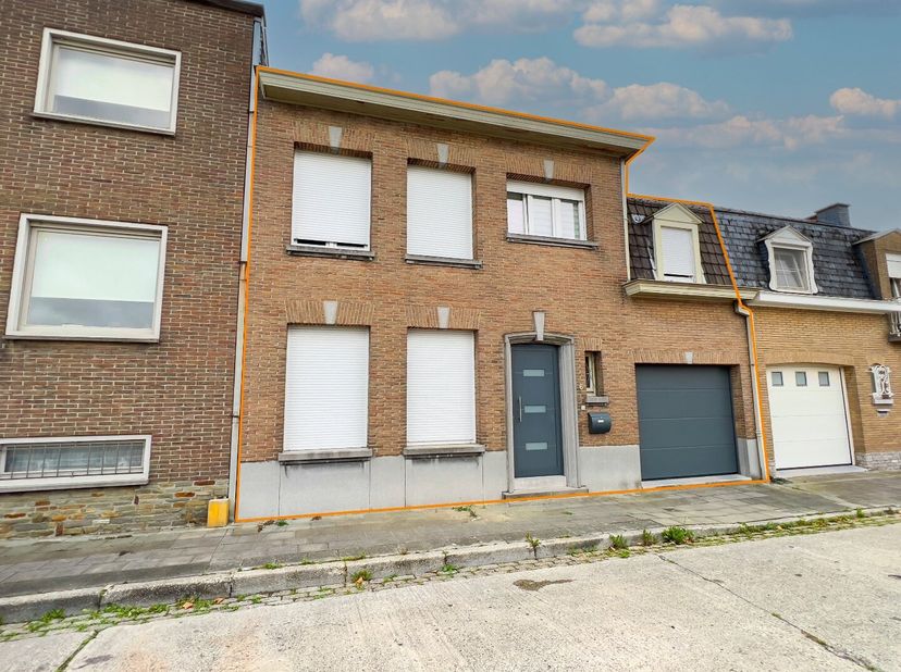 Au REZ : Hall d'entrée avec escalier apparent, toilette, lumineux et spacieux séjour en 'L'  équipé d'une cheminée feu ouvert à bois, cuisine attenant