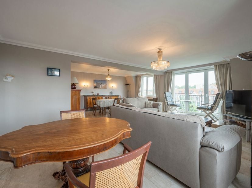 Prachtige hoekappartement van ca. 130 m², gelegen in een exclusieve villaresidentie in het hart van het Zoute, op wandelafstand van het strand, de zee