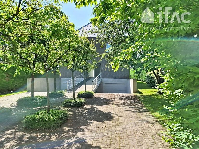 Heel ruime en recente villa (bouwjaar 2003) met 6 slaapkamers, 5 badkamers en 2 bureaus, in perfecte staat van onderhoud. Gelegen in een bijzonder rus