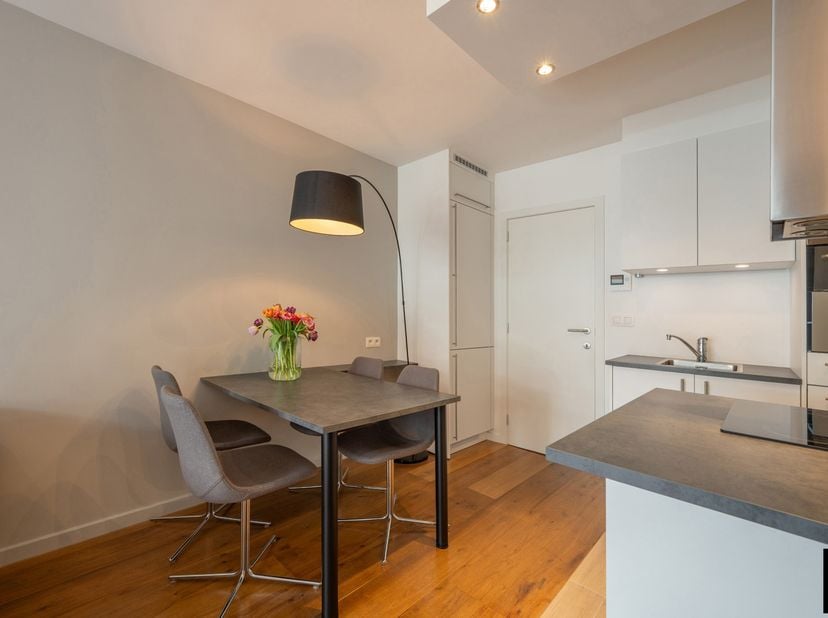 Lichtrijk appartement, ideaal gelegen in de Dumortierlaan, op slechts enkele stappen van de zee en de exclusieve winkelstraten van Knokke.<br />
Indel