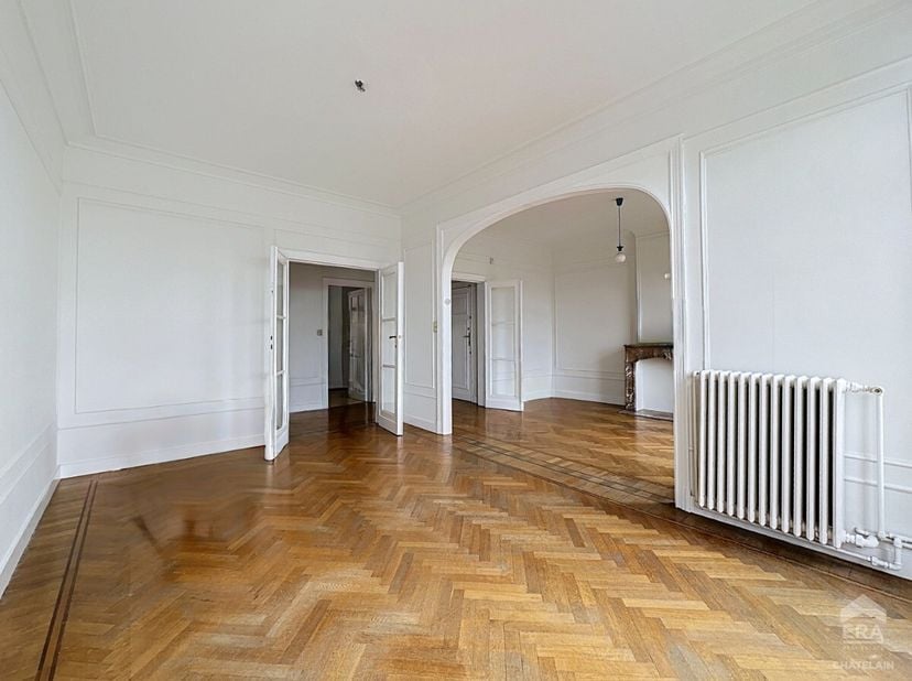 Brussels: Apartment with conservatory for rent, located on Boulevard de Dixmude.Situated near Place Sainte-Catherine, this 122 m² (gross EPC area) 2-b