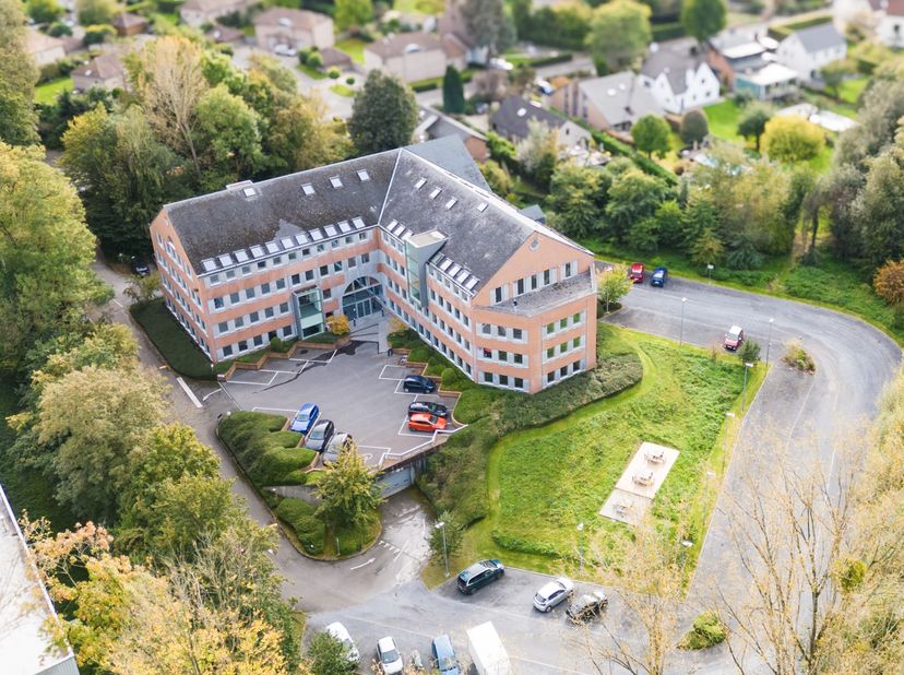 Bent u op zoek naar een unieke en moderne werkomgeving voor uw bedrijf? Ontdek deze 2.100m² ruime en lichte kantoren, ideaal gelegen naast het Meer va