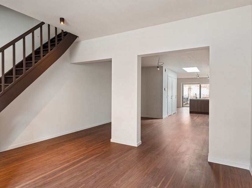 Op zoek naar een stijlvolle en energiezuinige woning op een centrale ligging in Sint-Niklaas? Deze prachtig totaal gerenoveerde woning in de Hugo Verr