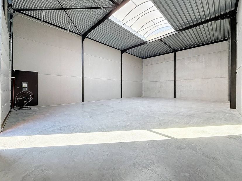 Entrepôt d'environ 170 m² à louer à Izegem dans le cadre du nouveau projet de construction Stuyf avec place de parking privée. <br />
<br />
À l'intér